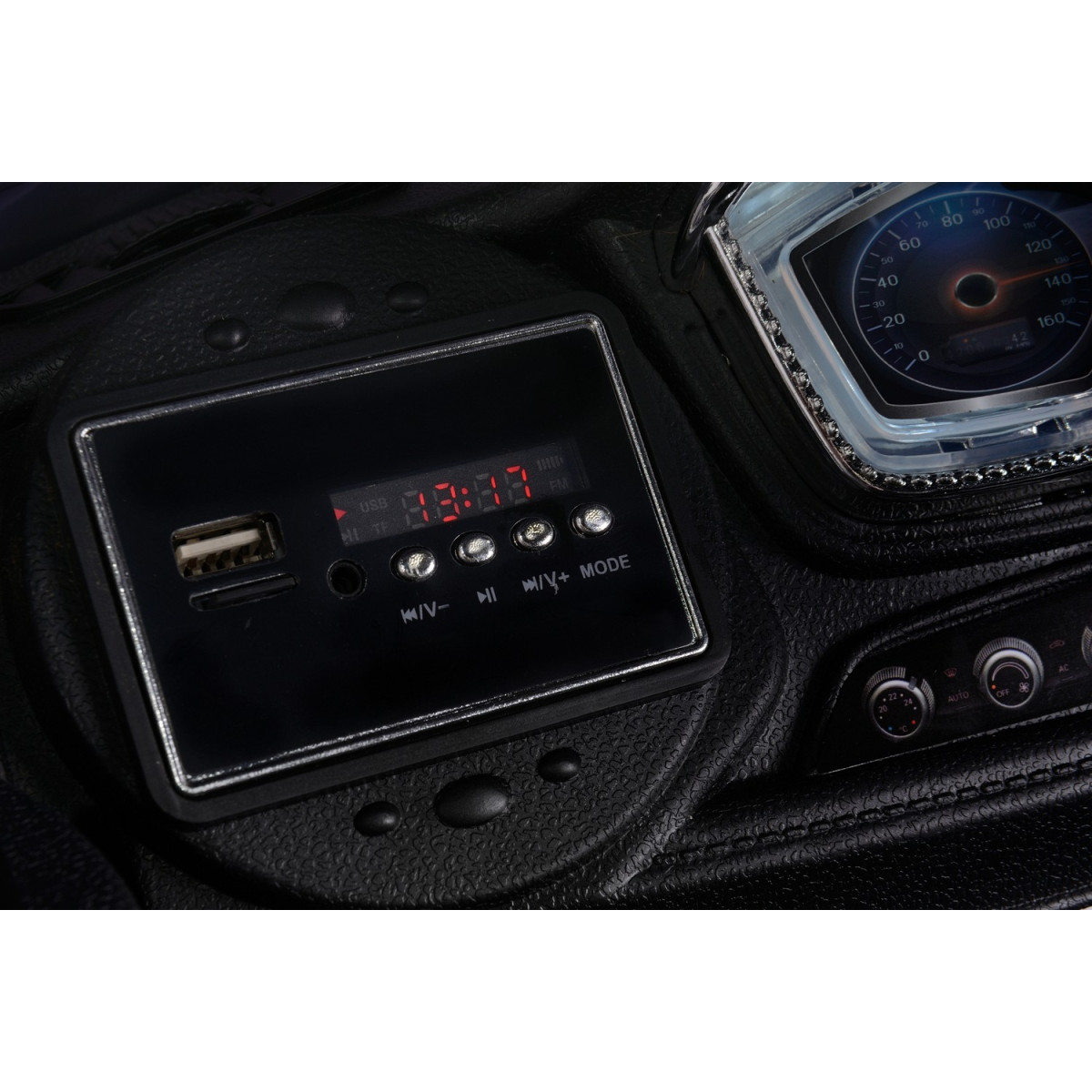 Mașină electrică de copil de calitate, cu comandă, de culoare neagră.