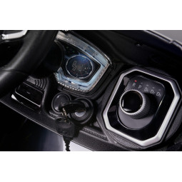 Mașină electrică de copil de calitate, cu comandă, de culoare neagră.