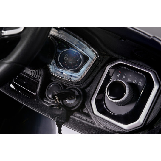 Mașină electrică de copil de calitate, cu comandă, de culoare neagră.