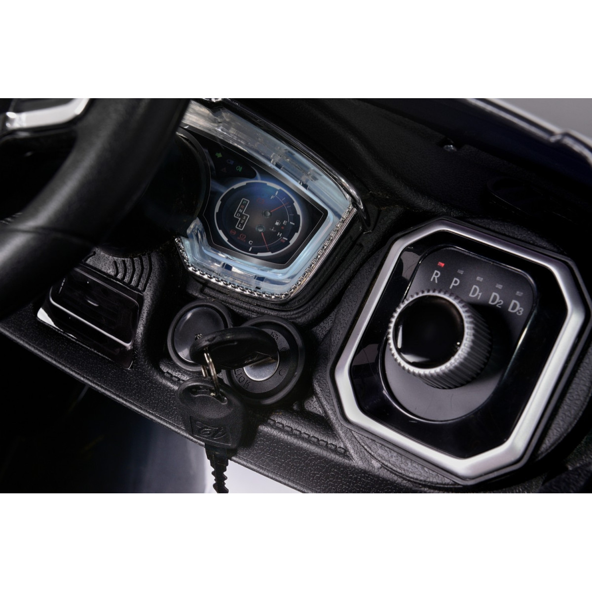 Mașină electrică de copil de calitate, cu comandă, de culoare neagră.